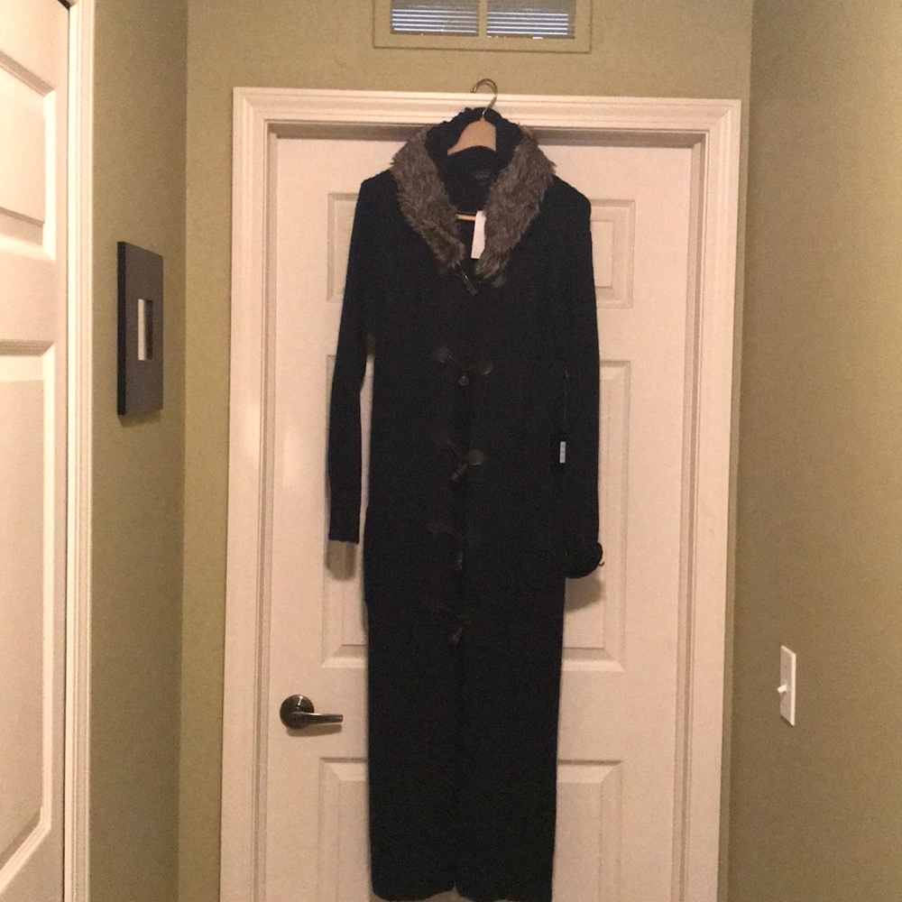 sweater with fur collar in navy blue.